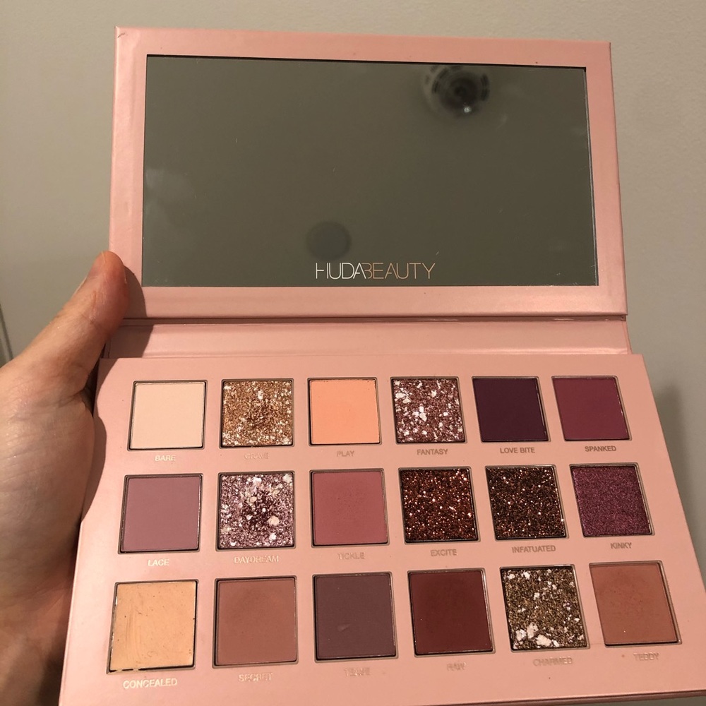 Hugs beauty The New Nude Eyeshadow Palette